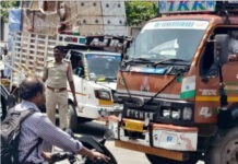 పుంగనూరు పట్టణం ట్రాఫిక్ ను కంట్రోల్ చేసిన సీఐ