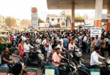 పెట్రోల్ వదంతులతో వాహనదారుల విలవిల: బంకుల వద్ద భారీ క్యూలు.. కిలోమీటర్ల మేర ట్రాఫిక్ జామ్!