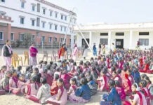 నిబంధనలు తుంగలో తొక్కి వేసవిలోనూ పాఠశాలల నిర్వహణ.|