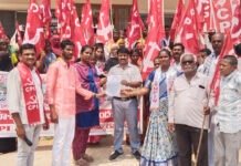 తాసిల్దార్ కార్యాలయం ముందు ధర్నా