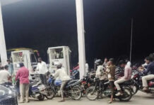 రామయంపేటలో పెట్రోల్ బంకుల వద్ద బారులు