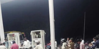 రామయంపేటలో పెట్రోల్ బంకుల వద్ద బారులు