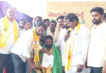 టీడీపీ కార్యకర్త జయచంద్రకు ఎమ్మెల్యే చేతుల మీదుగా బహుమతి.