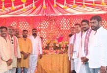 బీజేపీ నేతలు- హనుమాన్ టెక్డి శ్రీరాముని దర్శనం.|