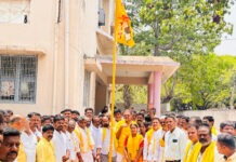 ఎమ్మిగనూరు బివి జయ నాగేశ్వర్ రెడ్డి ఆధ్వర్యంలో జెండా ఆవిష్కరణ