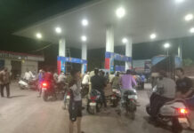 నిజామాబాద్: పెట్రోల్ బంక్ లో బారులుతిరిన జానాo