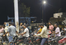 పెట్రోల్ పంపుల్లో ఎగబడుతున్న జనాలు