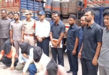 గ్యాస్ బ్లాక్ దందా బట్టబయలు.. 420 సిలిండర్లు స్వాధీనం.|