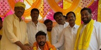 కార్యకర్తలే పార్టీకి ప్రాణం: రామాపురంలో సీనియర్లను సన్మానించిన మండిపల్లి.