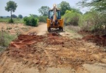 వర్షానికి దెబ్బతిన్న రోడ్డుకి మరమ్మతులు