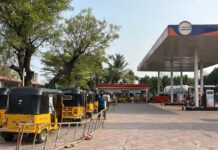 యుద్ధం ప్రభావంతో మూతపడుతున్న పెట్రోల్ బంకులు!