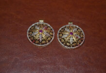 అమ్మవారికి బంగారు డైమండ్ మంగళసూత్రాలు బహుకరణ