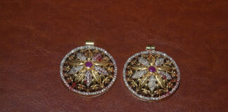 అమ్మవారికి బంగారు డైమండ్ మంగళసూత్రాలు బహుకరణ