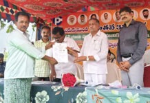 మత్స్యకారులకు బోటు పత్రాలు అందజేసిన ఎమ్మెల్యే.