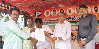 మత్స్యకారులకు బోటు పత్రాలు అందజేసిన ఎమ్మెల్యే.