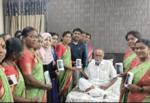 అగన్వాడీ టీచస్సార్ కి మొబైల్స్ పంపిణి చేసిన ఎంమ్మెల్యే