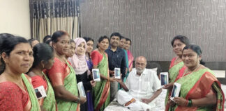 అగన్వాడీ టీచస్సార్ కి మొబైల్స్ పంపిణి చేసిన ఎంమ్మెల్యే