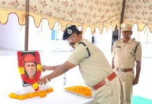 అక్షర యోధుడు జ్యోతిబా పూలేకు పోలీసుల నివాళులు.