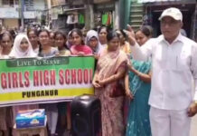 పుంగనూరు: ఉత్తమ ప్రతిభ కనబరిచిన విద్యార్థులు