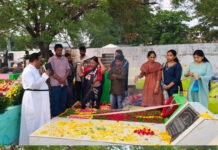 చీరాలలో ఘనంగా ఈస్టర్ వేడుకలు, సమాధుల తోటల్లో ప్రత్యేక ప్రార్థనలు.