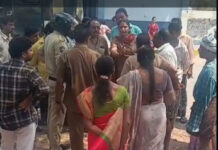 బస్సు ఆపకుండా వెళ్ళిపోయినందుకు బస్సు డ్రైవర్ ని చెప్పుతో కొట్టిన మహిళ