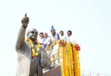 మంచిర్యాలలో అంబేద్కర్ విగ్రహానికి మంత్రి నివాళి|
