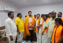 మంత్రులు కలిసిన జిల్లా అధికార ప్రతినిధి బిజెపి నేత గుర్రాజ్ దేశాయ్