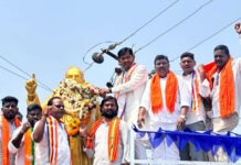 నస్పూర్ లోని అంబేద్కర్ విగ్రహానికి నివాళులు అర్పించిన బీజేపీ నాయకులు