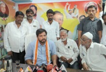 పెద్దపల్లి కాంగ్రెస్ పార్టీ కార్యాలయంలో మీడియాతో మాట్లాడిన పెద్దపల్లి ఎంపీ గడ్డం వంశీకృష్ణ