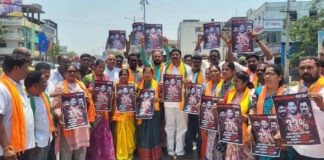 ఎంపీ గడ్డం వంశీ కృష్ణ ఇంటిని ముట్టడించిన బీజేపీ నాయకులు