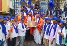 ఎమ్మిగనూరు పట్టణం లో వైయస్సార్ కాంగ్రెస్ పార్టీ ఎర్రకోట రాజీవ్ రెడ్డి గారు డాక్టర్ బి.ఆర్ అంబేద్కర్ గారి జయంతి సందర్భంగా నివాళులర్పించడం జరిగింది.