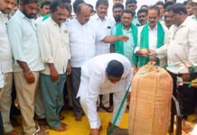 నర్సంపేట నియోజకవర్గం శ్రీ దొంతి మాధవరెడ్డి మొక్కజొన్న కొనుగోలు కేంద్రాన్ని ప్రారంభించడం జరిగింది….