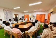 అధికారులతో చర్చిస్తున్న బీవీ జయ నాగేశ్వర్ రెడ్డి