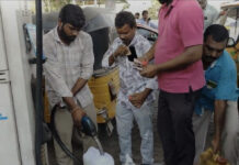 పెద్దపల్లి : పెట్రోల్ బంకుల వద్ద బారులు తీరిన జనం..!