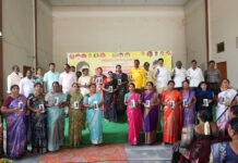 గ్రామ సంఘాల సహాయకులకు(VOA) స్మార్ట్ ఫోన్లు పంపిణీ