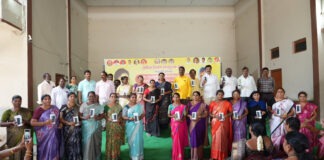 గ్రామ సంఘాల సహాయకులకు(VOA) స్మార్ట్ ఫోన్లు పంపిణీ