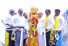 జ్యోతిరావు పూలేకు నివాళులర్పించిన చీరాల ఎమ్మెల్యే కొండయ్య.