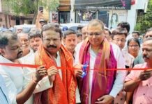 “బాటసారులకు చల్లని నీటితో సేవలందిస్తున్న ఎమ్మెల్యే శ్రీగణేష్.|