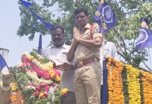 “అల్వాల్లో అంబేద్కర్కు ఎస్హెచ్ఓ ప్రశాంత్ గౌరవ నివాళి.|