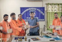 ఎస్సై కి ఆహ్వానం పలికిన హనుమాన్ స్వాములు