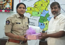 టీడీపీ నాయకులు డీఎస్పీని మర్యాదపూర్వకంగా కలిశారు.