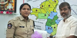 టీడీపీ నాయకులు డీఎస్పీని మర్యాదపూర్వకంగా కలిశారు.