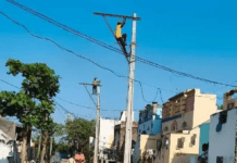 ప్రమాదకంగా ఉన్న విద్యుత్ వైర్లను సరిచేసిన సిబ్బంది