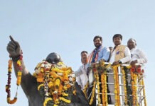 మంచిర్యాల ఐబీ చౌరస్తాలోని అంబేద్కర్ విగ్రహనికి నివాళులు అర్పించిన :ఎంపీ వంశీ కృష్ణ