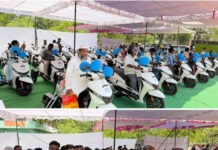 ఎమ్మెల్యే సీతక్క పంపిణి….