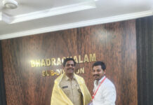 భద్రాచలం డిఎస్పీని మర్యాదపూర్వకంగా కలిసిన ఐ.హెచ్.ఆర్ ప్రతినిధి