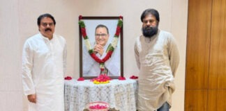 శస్త్రచికిత్స తర్వాత తొలిసారి బయటకొచ్చిన పవన్ కల్యాణ్.