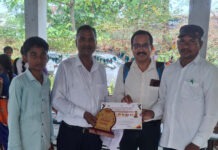 విద్యార్థులను అభినందించిన డీఈవో