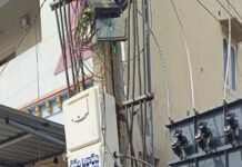 విద్యుత్ ఘాతం ప్రమాదటపు అంచుల్లో అజిత్ సింగ్ నగర్ ప్రజలు