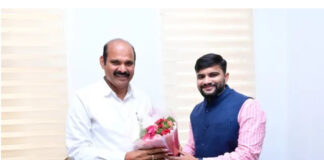 రాష్ట్ర మంత్రిని మర్యాదపూర్వకంగా కలిసిన జాయింట్ కలెక్టర్.